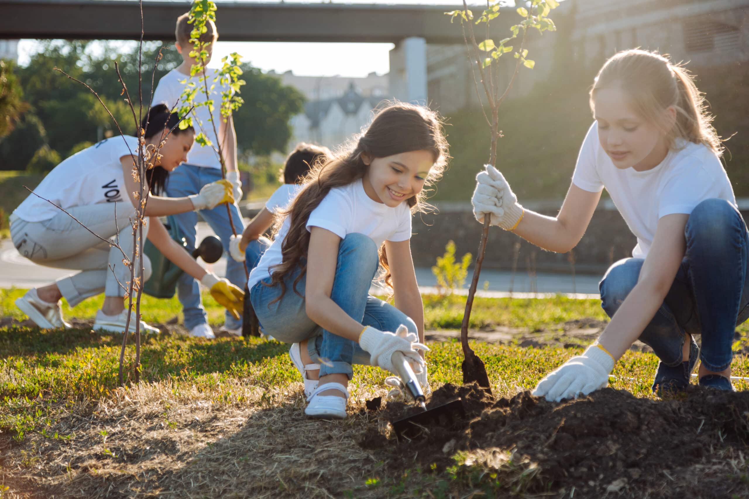 kids volunteering to plant trees